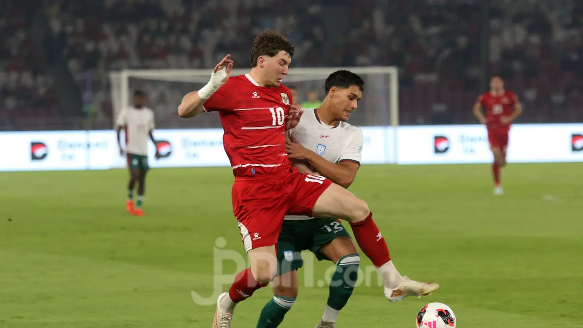 Aksi penyerang timnas Indonesia, Ole Romeny di laga kontra Bangladesh. (JPNN)