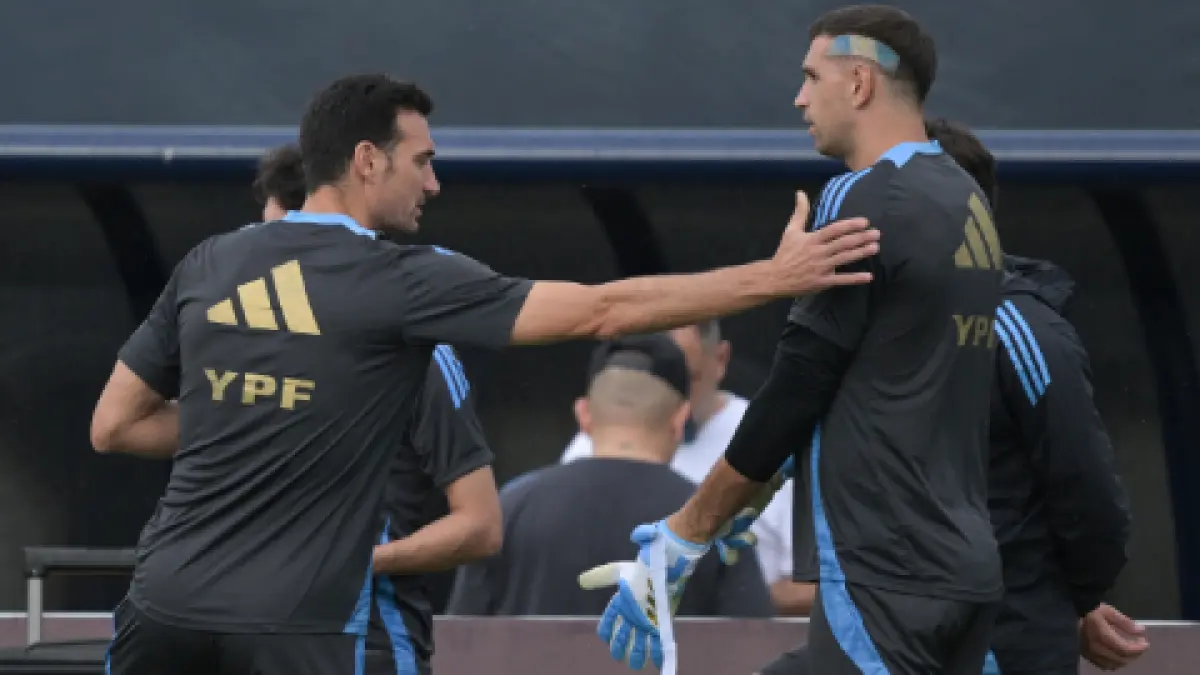 Emiliano Martinez menantang pelatih Argentina Lionel Scaloni adu balap mobil turing di ajang Turismo Carretera.