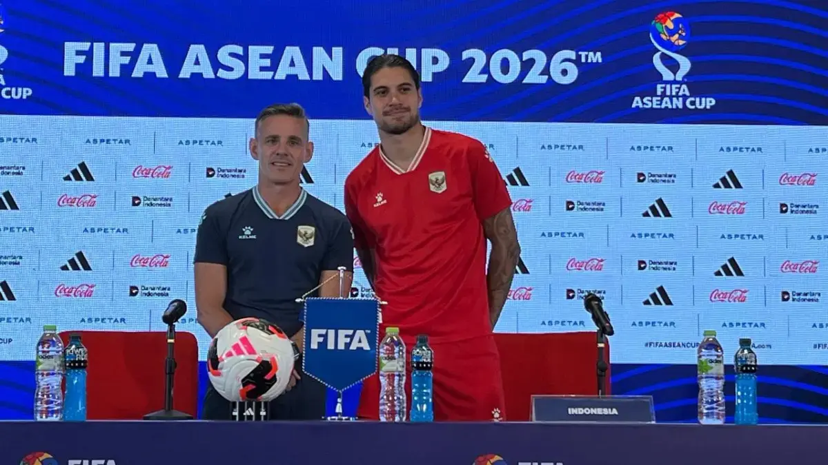 John Herdman dan Kevin Diks saat jumpa pers jelang final FIFA ASEAN Cup 2026 kontra Thailand di SUGBK. (ANDIKA RACHMANSYAH/JAWA POS.COM)