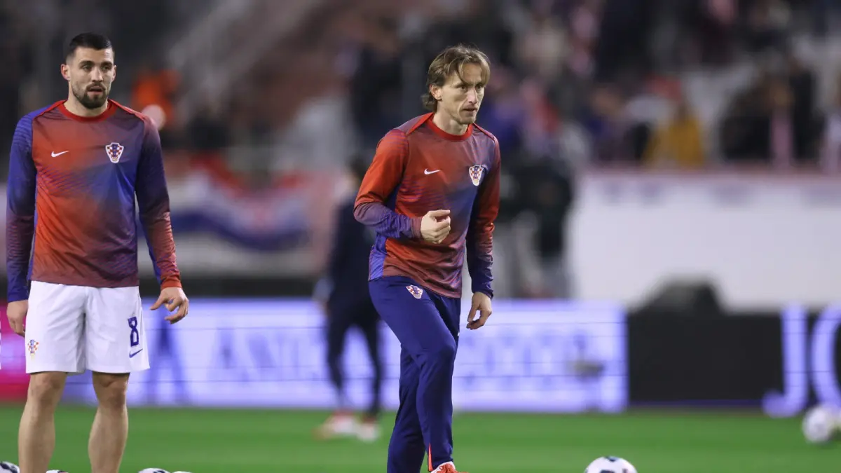 Luka Modric (kanan) dan Mateo Kovacic harus menghindarkan Kroasia dari kekalahan saat menghadapi juara dunia Spanyol di Stadion Poljud, Split, dini hari nanti (7/10). (DAMIR SENCAR/AFP)