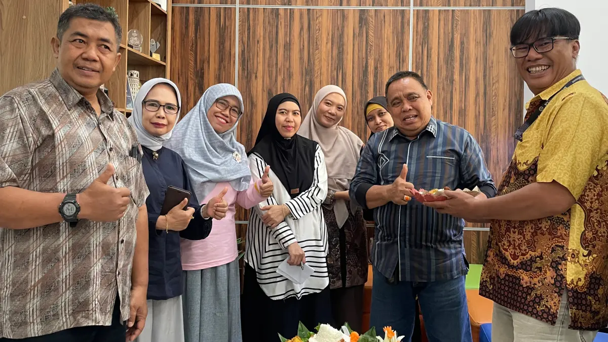 Moh Bahzar (dua kanan) bersama tim penyelenggara Job Fair Unmul Batch III 2026.