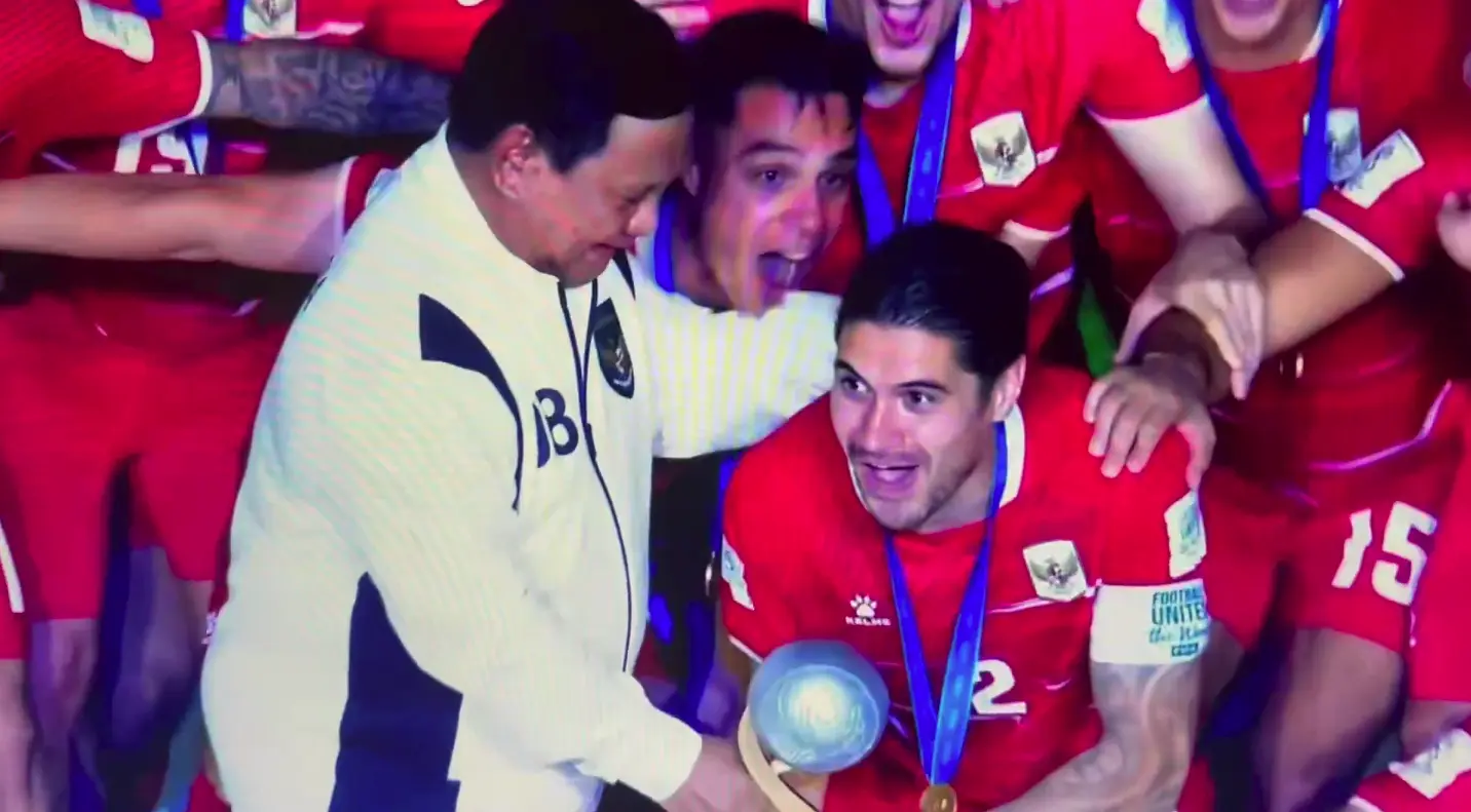 Presiden Prabowo menyerahkan trofi FIFA Asean Cup 2026.