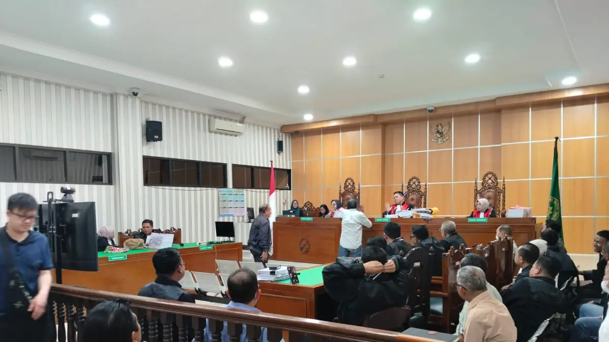 Dua saksi mantan pejabat Pemkab Kutai Kartanegara, Akhmad Hardi Dwi Putra dan Fadli Ardin, memberikan kesaksian dalam sidang perkara dugaan pertambangan tanpa izin di atas tanah HPL negara oleh PT Jembayan Muara Bara (JMB) Grup di Pengadilan Tipikor Samarinda, Rabu (7/10/2026). (BAYU/KP)