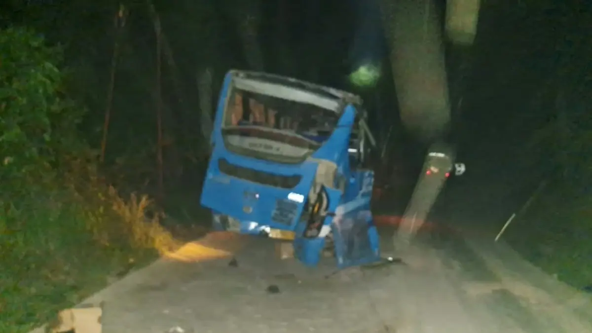 Bus DAMRI terguling setelah bertabrakan di kawasan Gunung Soruq, Kutai Barat.