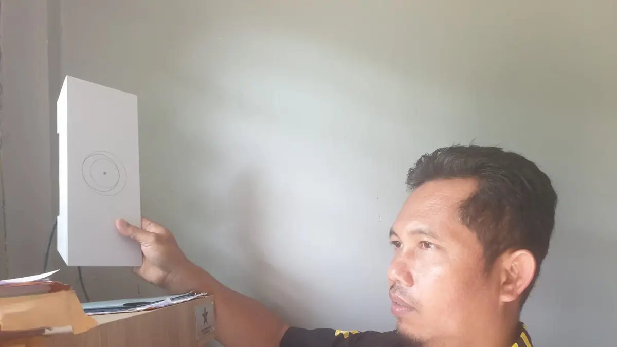 Internet satelit menjadi perangkat andalan di Kantor Kelurahan Mentawir dengan biaya hingga Rp2,4 juta per bulan untuk dua unit Starlink. Itu pun hanya untuk memenuhi kebutuhan administrasi perkantoran, belum dapat menjangkau masyarakat umum. (FOTO: DINA ANGELINA/KP)