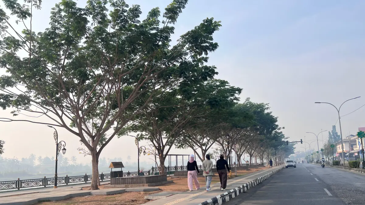 Kabut asap menyelimuti Kota Tana Paser dan sekitarnya pada Rabu pagi, 7 Oktober 2026. (M NAJIB/KALTIM POST)