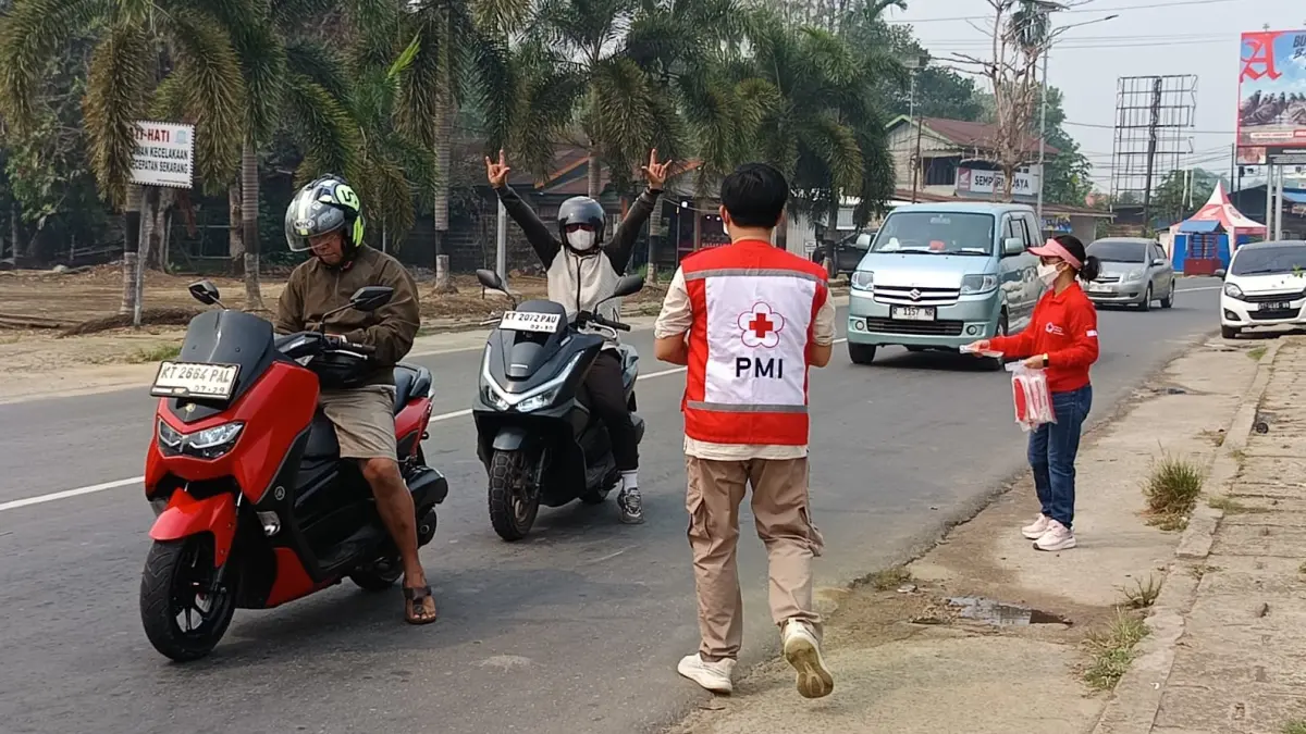 PEDULI: Pengurus dan relawan PMI saat membagikan masker di Barong Tongkok.