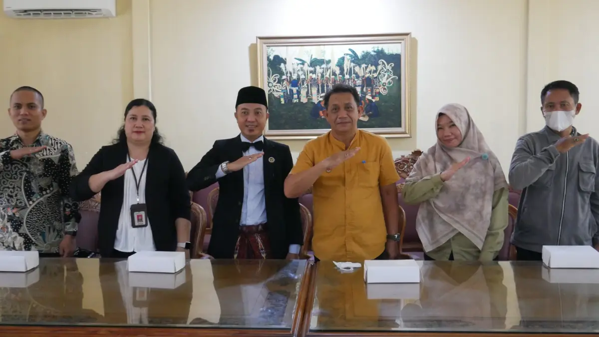 KOMPAK: Wakil Bupati Kubar H. Nanang Adriani (tiga kanan) mengikuti kegiatan penandatanganan Surat Edaran Bersama terkait pemanfaatan data kependudukan dalam pemeriksaan dan pembinaan kesehatan calon jemaah haji yang dilaksanakan secara virtual melalui Zoom.