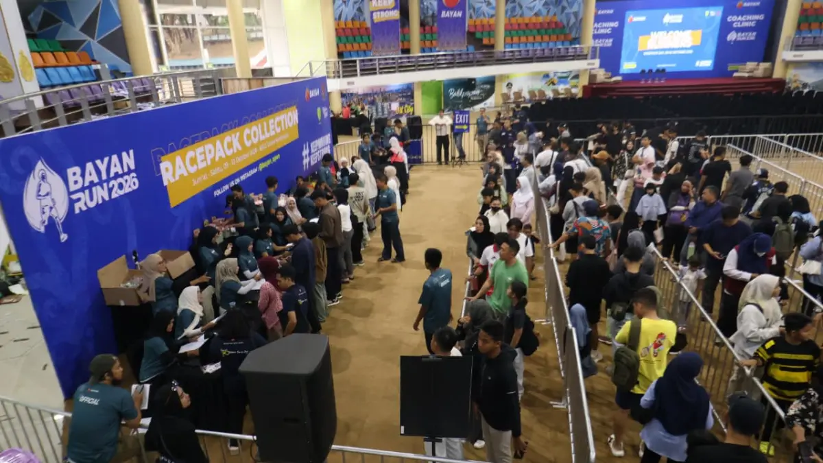 ANTUSIAS: Antusiasme peserta memadati pengambilan racepack di BSCC Dome, Jumat (9/10). (ANGGI PRADITHA/KP)