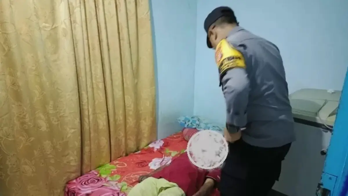 EVAKUASI: Tim Inafis Polresta Balikpapan mengevakuasi jasad yang diduga bunuh diri.