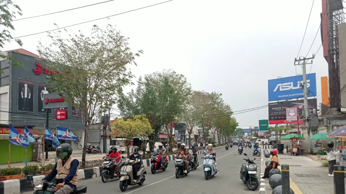 JAGA KESEHATAN: Kota Bontang kembali diselimuti kabut asap hari ini. Diskes meminta masyarakat memakai masker saat berada di luar rumah. (ADIEL KUNDHARA/KP)