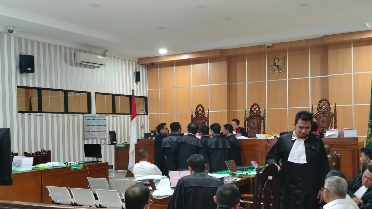 Persidangan perkara dugaan pertambangan di atas lahan transmigrasi negara oleh PT Jembayan Muara Bara (JMB) Grup di Pengadilan Tipikor Samarinda. Tiga terdakwa dari jajaran direksi JMB Grup—Budiono Tanbun, Ginarsa Tandinegara, dan Danny Aswin—mengajukan keberatan atas penggunaan istilah "jual-beli" yang disampaikan saksi warga. (BAYU/KP)