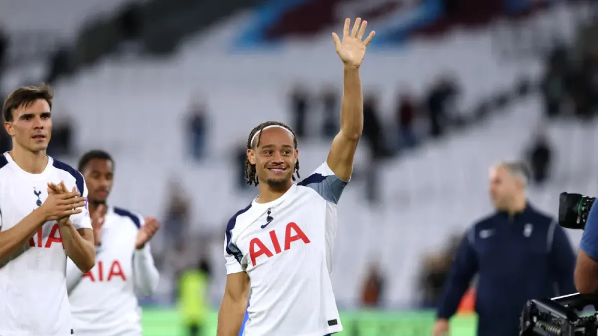 Gelandang Tottenham Hotspur Xavi Simons mengikuti program pendidikan singkat di Harvard Business School saat menjalani pemulihan cedera ACL. (JOHN PATRICK FLETCHER/POOL/AFP)