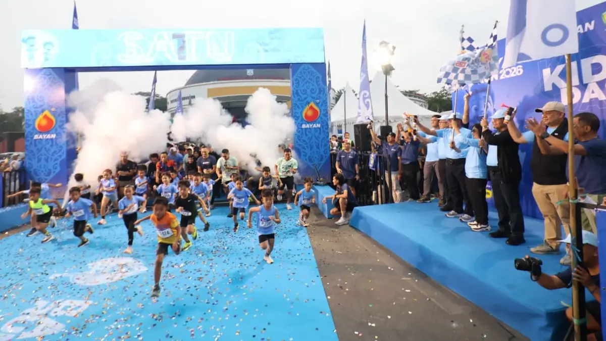 START: Para peserta kids dash Bayan Run 2026 memulai start dengan semangat di BSCC Dome, Sabtu (10/10). (ANGGI/KP)