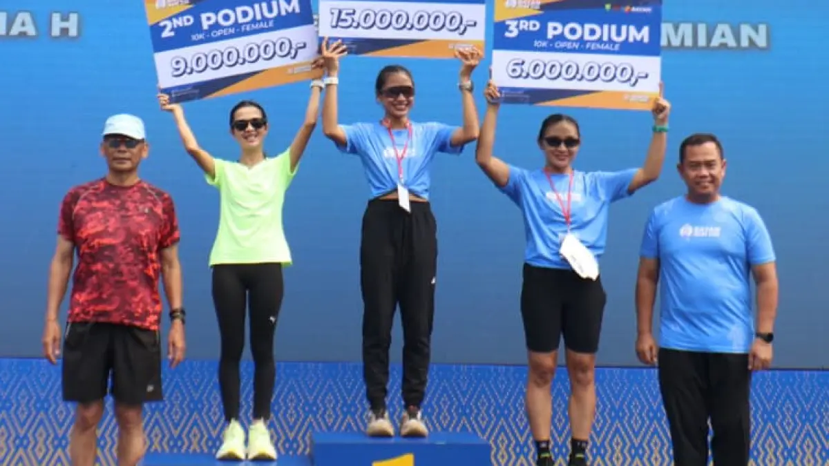 Hae Haendras naik podium juara Bayan Run 2026. (FOTO OPEN)