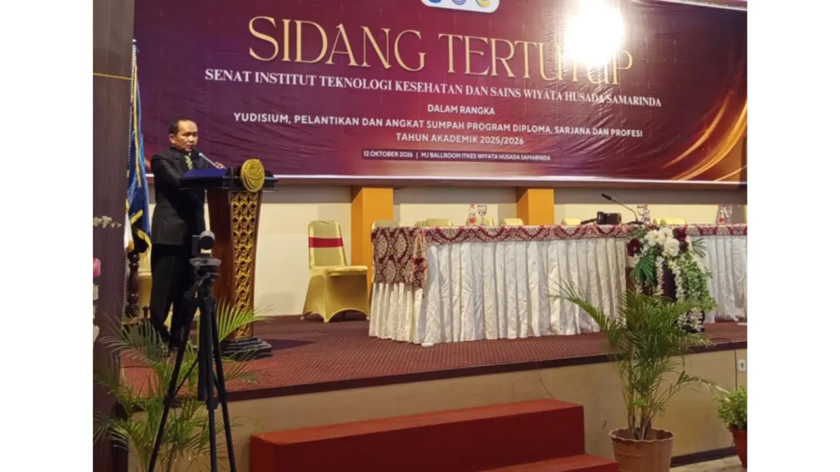 Rektor ITKES WHS saat sambutan kepada ratusan lulusan Yudisium oleh Khoirul Anam. (IST)