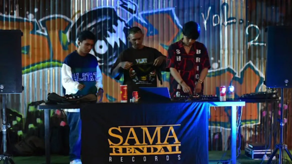 BERBAKAT: Ovan Anggono (tengah) adalah rapper, produser dan ghost writer asal Samarinda. IST/KP