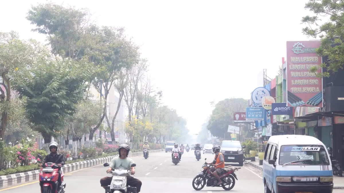 MAKIN PEKAT: Kabut asap pekat menyelimuti kawasan Balikpapan, Kalimantan Timur, Kamis (15/10/2026) sore. BMKG mencatat kualitas udara di Balikpapan masuk kategori tidak sehat akibat akumulasi asap karhutla dari sejumlah wilayah Indonesia. (FOTO: ANGGI PRADITHA/KP)