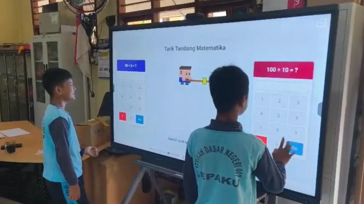 TEKNOLOGI: Siswa SD 007 Sepaku memanfaatkan fasilitas layar interaktif berbasis internet dalam kegiatan belajar mengajar. Kehadiran jaringan internet gratis BAKTI Kominfo memungkinkan sekolah ini menyelenggarakan ANBK mandiri dan menerapkan pembelajaran digital.