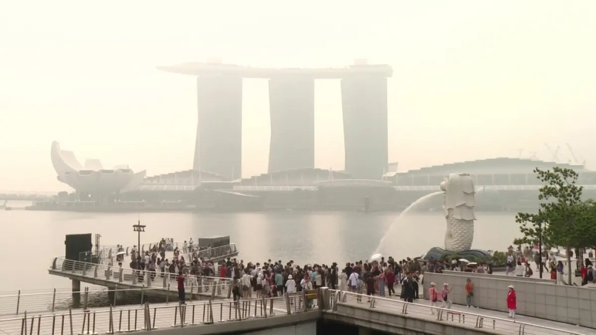 Kabut asap menyelimuti Singapura. (Foto: AFP)