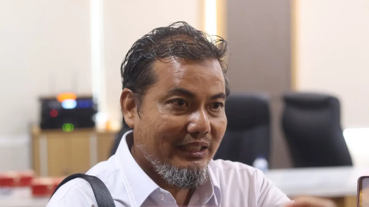 SUSUN PERDA: Ketua APJII Kaltim Rahadi Budiman memberikan keterangan terkait dukungan terhadap penyusunan Raperda Penataan Jaringan Utilitas di Balikpapan, Senin (19/10/2026). Penataan ini disiapkan untuk mengatasi masalah kabel udara semrawut melalui &nbsp;skenario jaringan bawah tanah. (FOTO: ANGGI PRADITHA/KP)