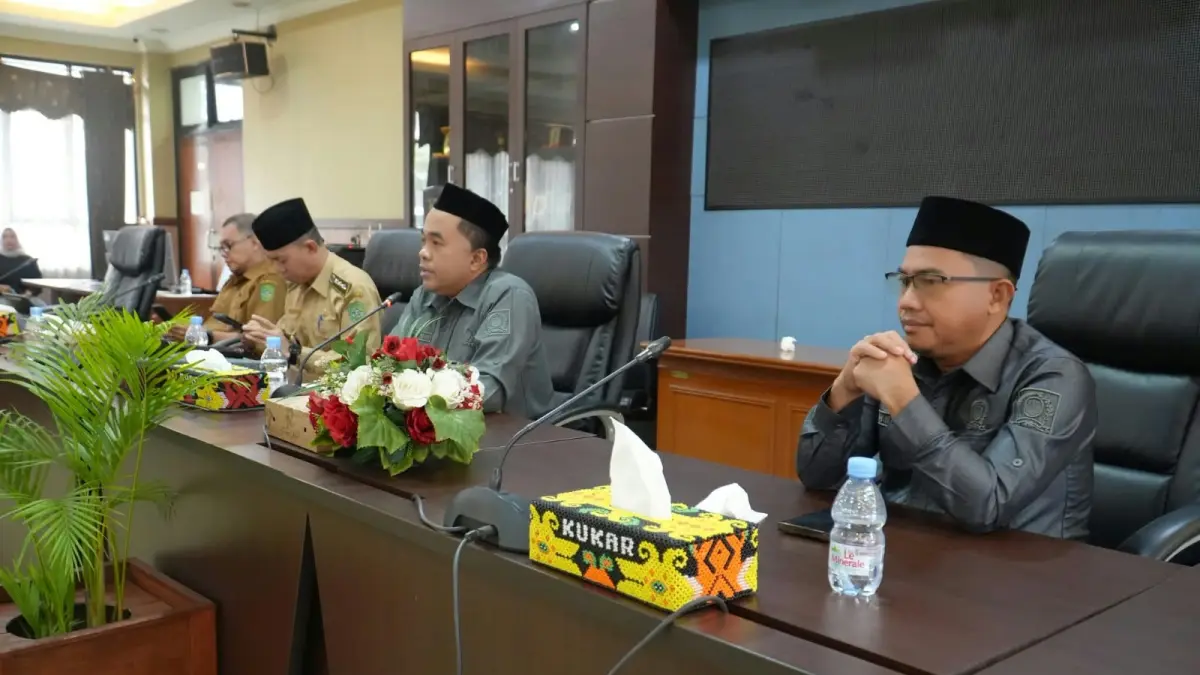 CARI SOLUSI: Rapat dengar pendapat antara warga Desa Kedang Ipil dan legislatif. (IST)
