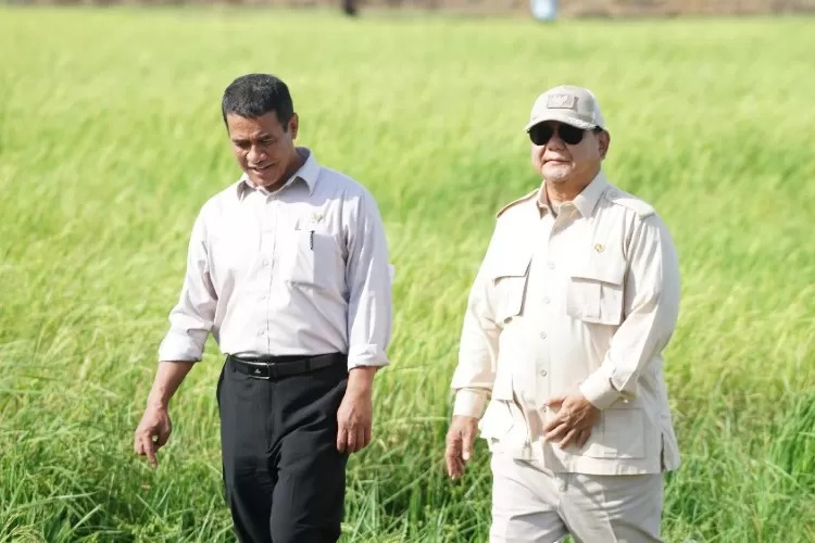 Presiden Prabowo dan Mentan Andi Amran Sulaiman di sebuah ladang pertanian