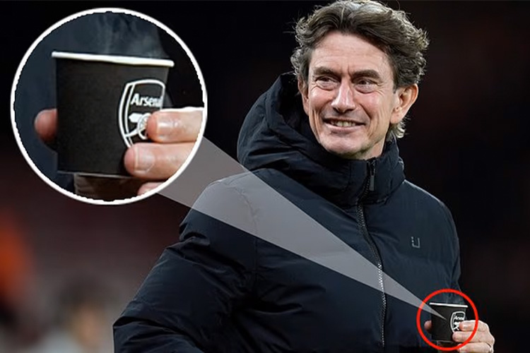 Sang bos Spurs tertangkap kamera memegang gelas berlogo Arsenal