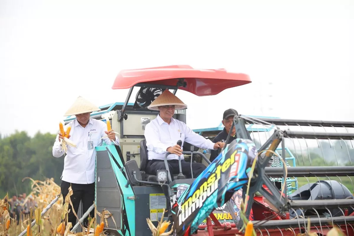 Mentan Andi Amran Sulaiman saat menghadiri Panen Raya Jagung Kuartal I Tahun 2026 Swasembada Jagung di Tembong Gunung, Desa Sukamahi, Kecamatan Cikarang Pusat, Bekasi, Kamis (8/1/2026)/(Istimewa).