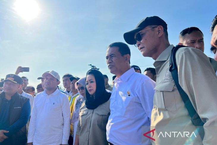 Menteri Pertanian (Mentan) Andi Amran Sulaiman (kedua kiri), Ketua Komisi IV DPR RI Siti Hediati Hariyadi atau yang akrab disapa Titiek Soeharto (tengah). (Antara)