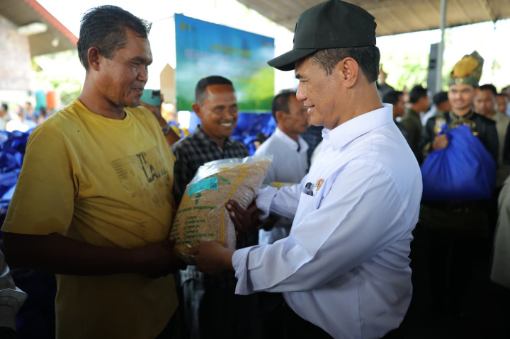 Andi Amran Sulaiman saat membagikan bantuan di aceh. (Kementan)