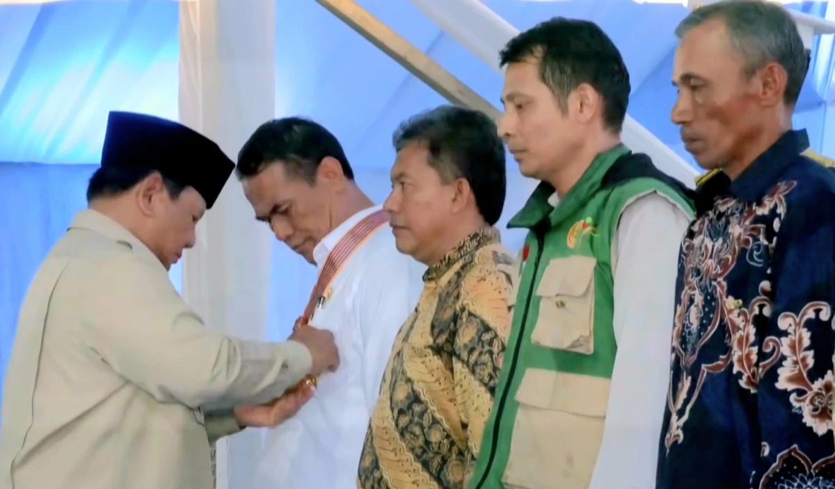 Presiden RI Prabowo Subianto menganugerahkan bintang jasa utama kepada Menteri Pertanian Andi Amran Sulaiman dalam acara Panen Raya dan Pengumuman Swasembada Pangan di Karawang, Rabu (7/1/2026).