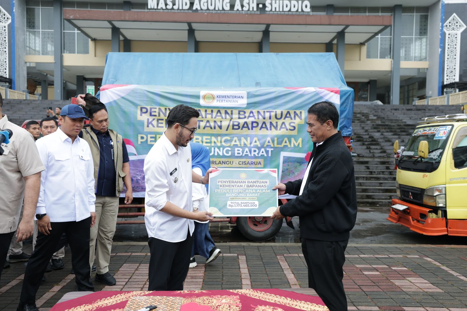 Mentan Amran Turun Langsung ke Cisarua, Salurkan 24 Truk Bantuan untuk Korban Longsor