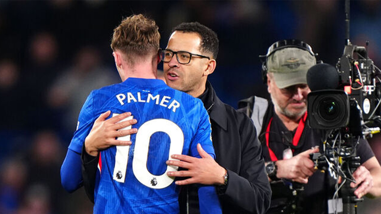 Rosenior berbisik sesuatu pada Palmer
