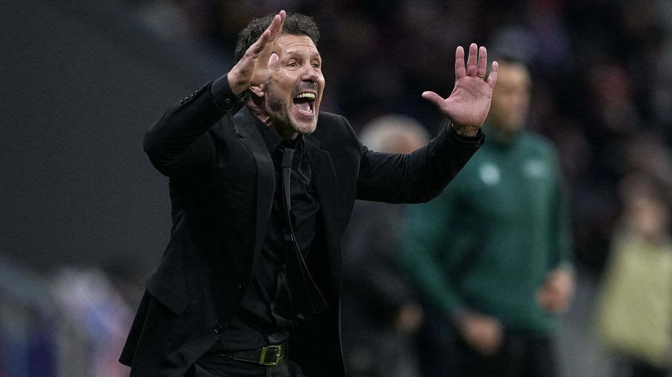 Simeone nampak ngegas berbicara pada anak buahnya