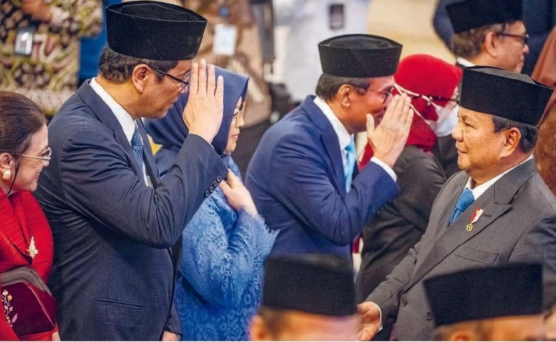 Presiden Prabowo Subianto (kanan) memberikan selamat kepada Menkeu Purbaya Yudhi Sadewa (dua dari kiri) setelah dilantik sebagai anggota Dewan Energi Nasional (DEN) di Istana Negara