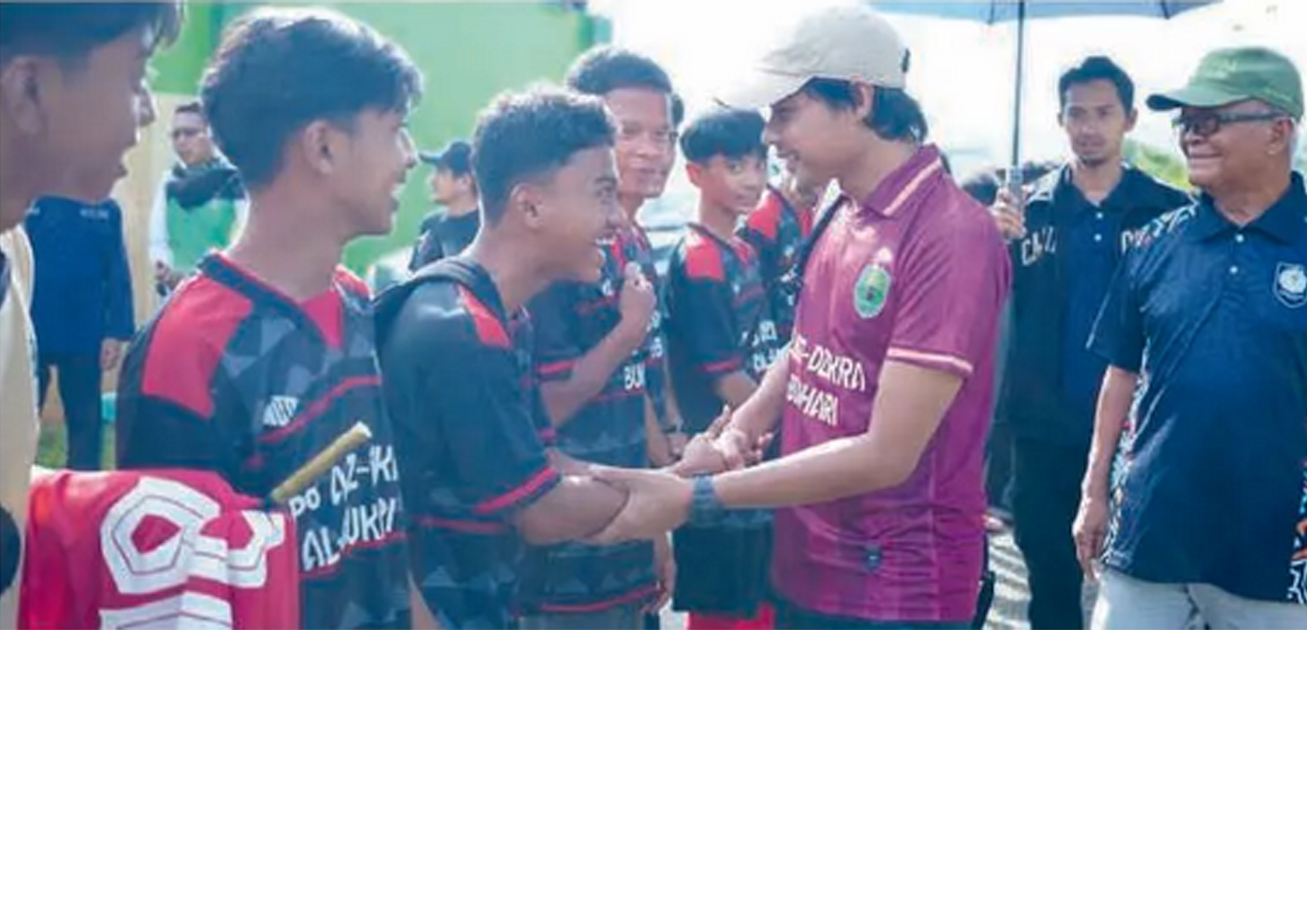 H. Buhari Matta (kanan) dan Evan Dimas (tiga dari kanan) mengadakan coaching clinic di Pesantren Sepak Bola Al-Bukhari di Wesalo, Kolaka Timur, Sulawesi Tenggara (31/1).