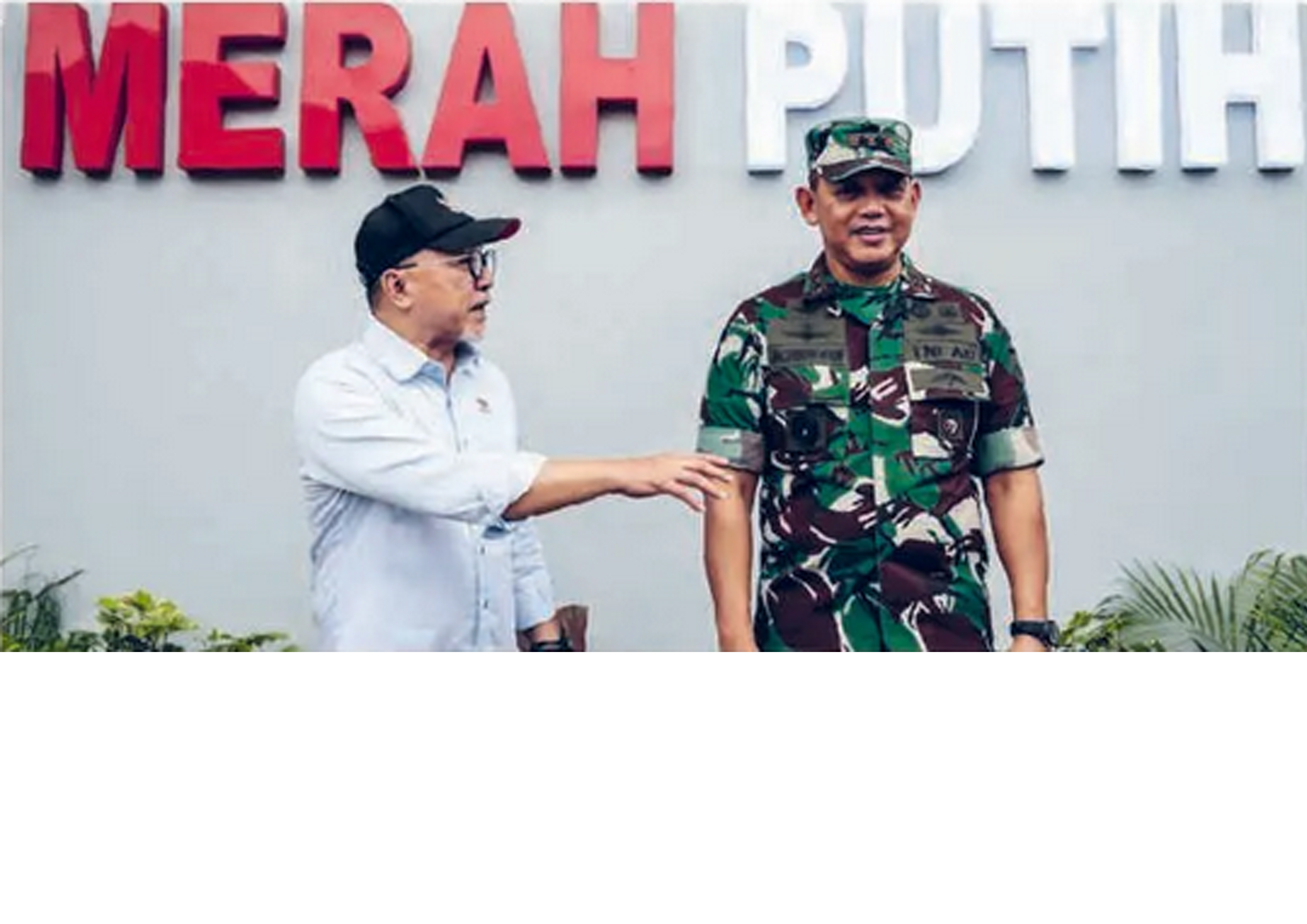 Menko Pangan Zulkifli Hasan (kiri) bersama Pangdam IV/Diponegoro Mayjen TNI Achiruddin meninjau Koperasi Desa/Kelurahan Merah Putih Sampangan di Semarang (30/1).