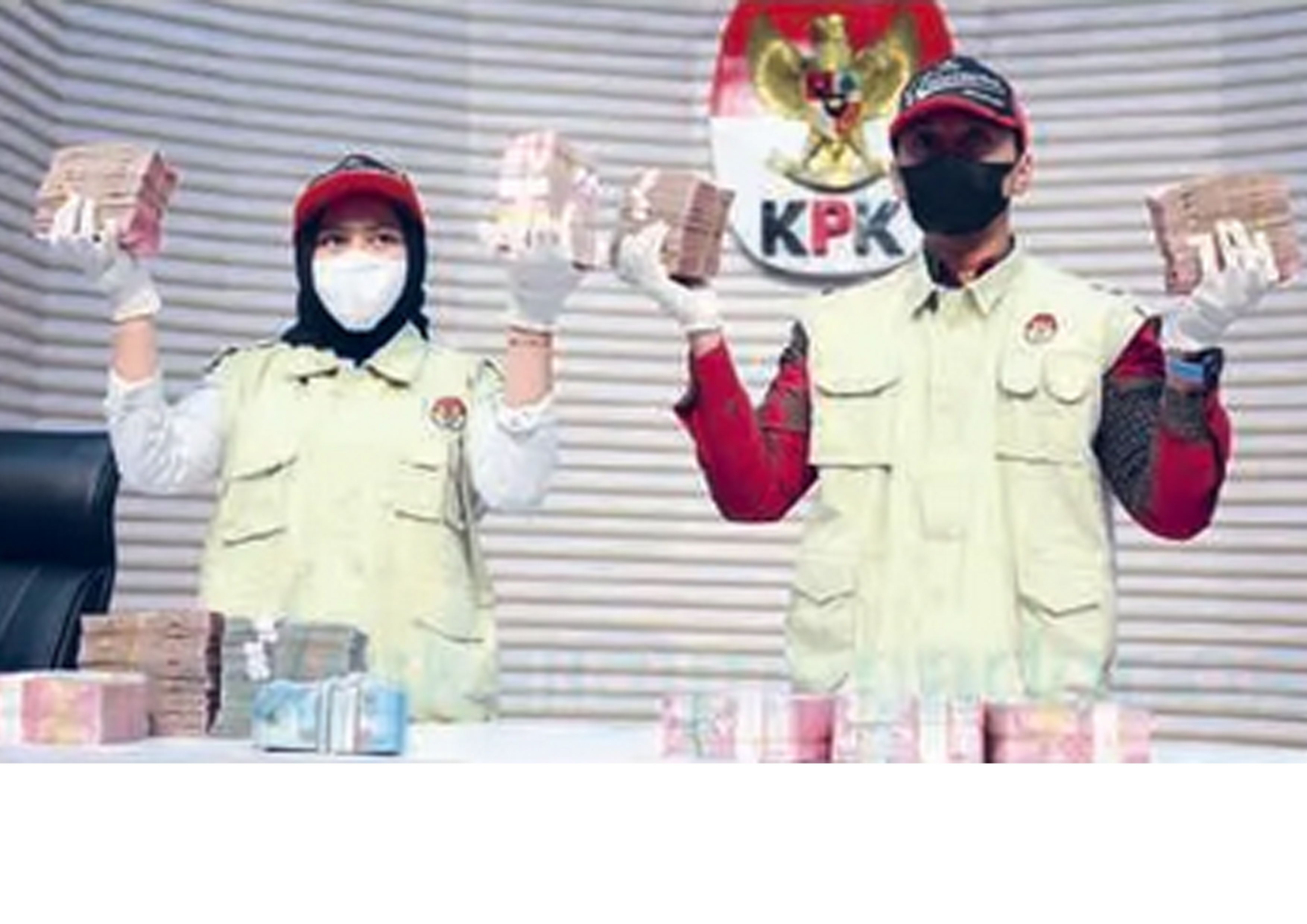 OPERASI TANGKAP TANGAN: Petugas KPK menunjukkan barang bukti berupa uang tunai di Gedung Merah Putih KPK, Jakarta, kemarin (5/2)