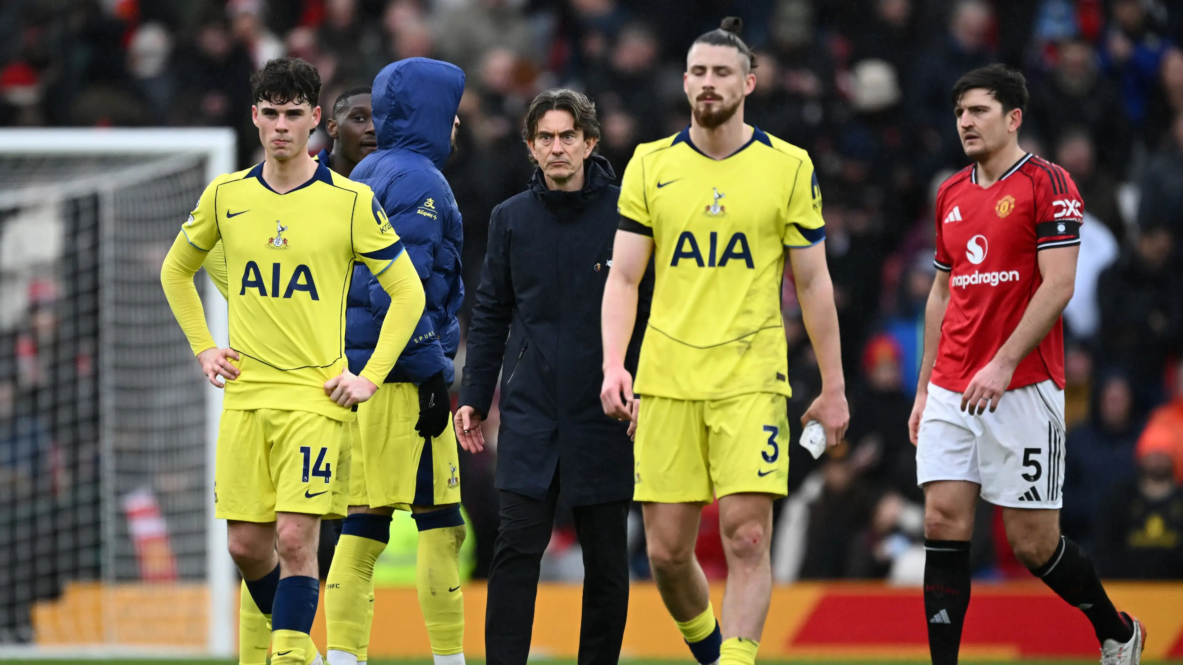 Pelatih dan pemain Spurs saat melawan MU