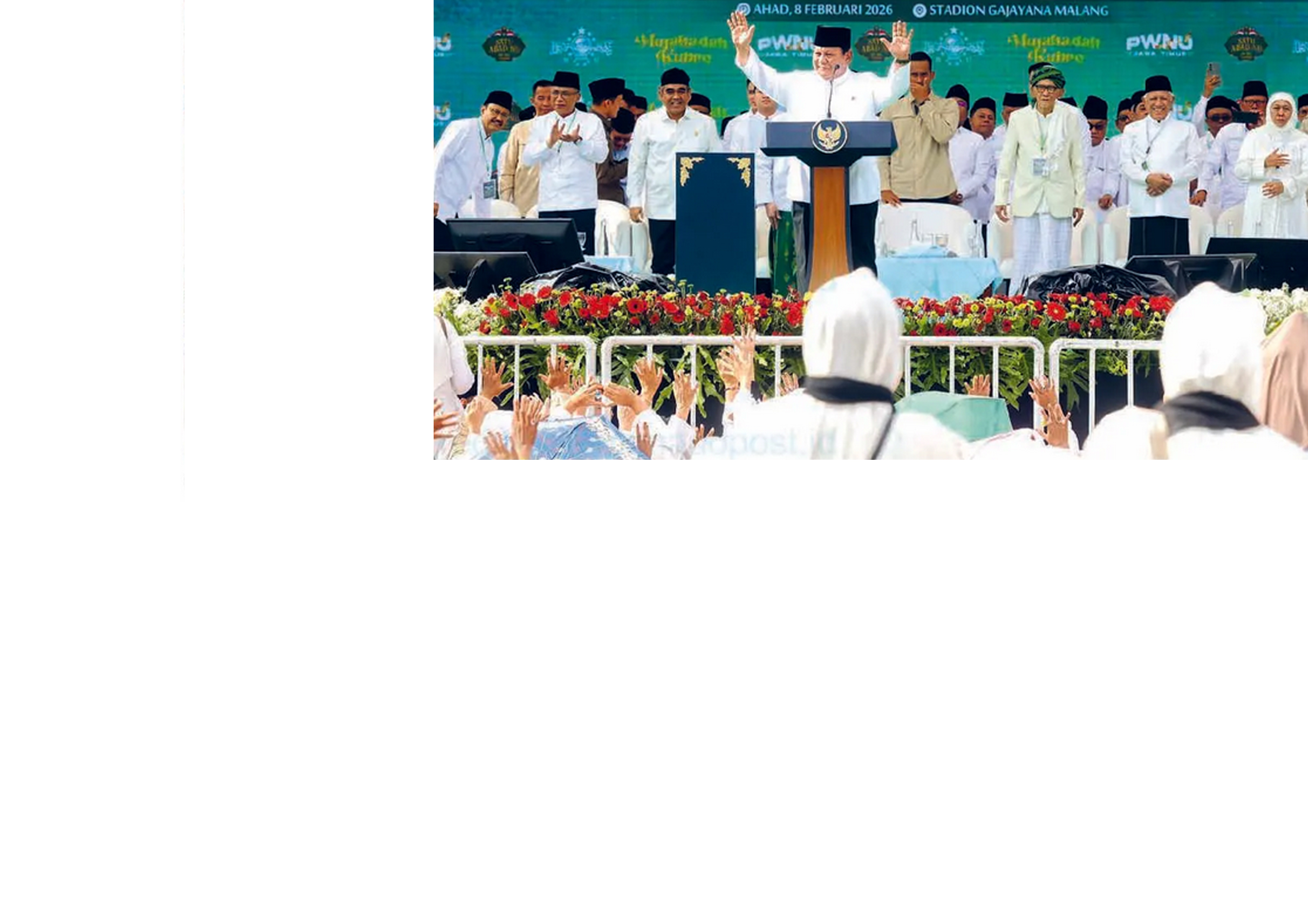 Presiden Prabowo Subianto menyapa jemaah yang hadir dalam Mujahadah Kubro Satu Abad Nahdlatul Ulama (NU) di Stadion Gajayana, Kota Malang, Jawa Timur, kemarin (8/2).