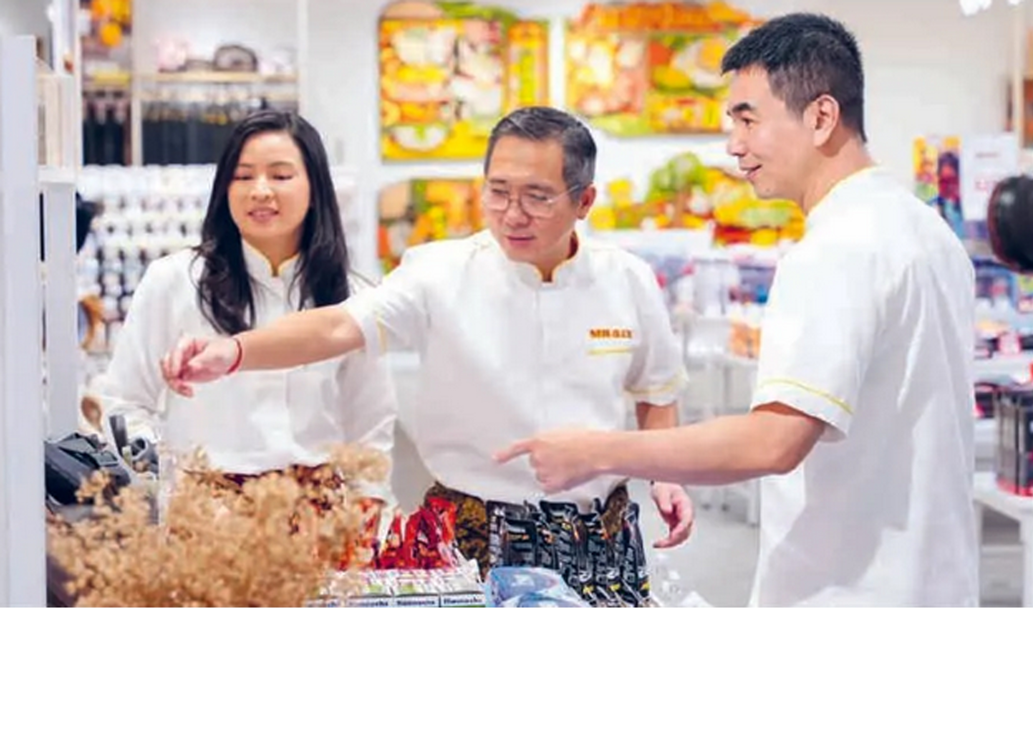 Dari kiri, Chief Financial Officer MR. DIY Indonesia Rika Juniaty Tanzil, Presiden Direktur MR. DIY Indonesia Edwin Cheah, dan VP of Retail Management MR. DIY Indonesia Hendra Kurniawan