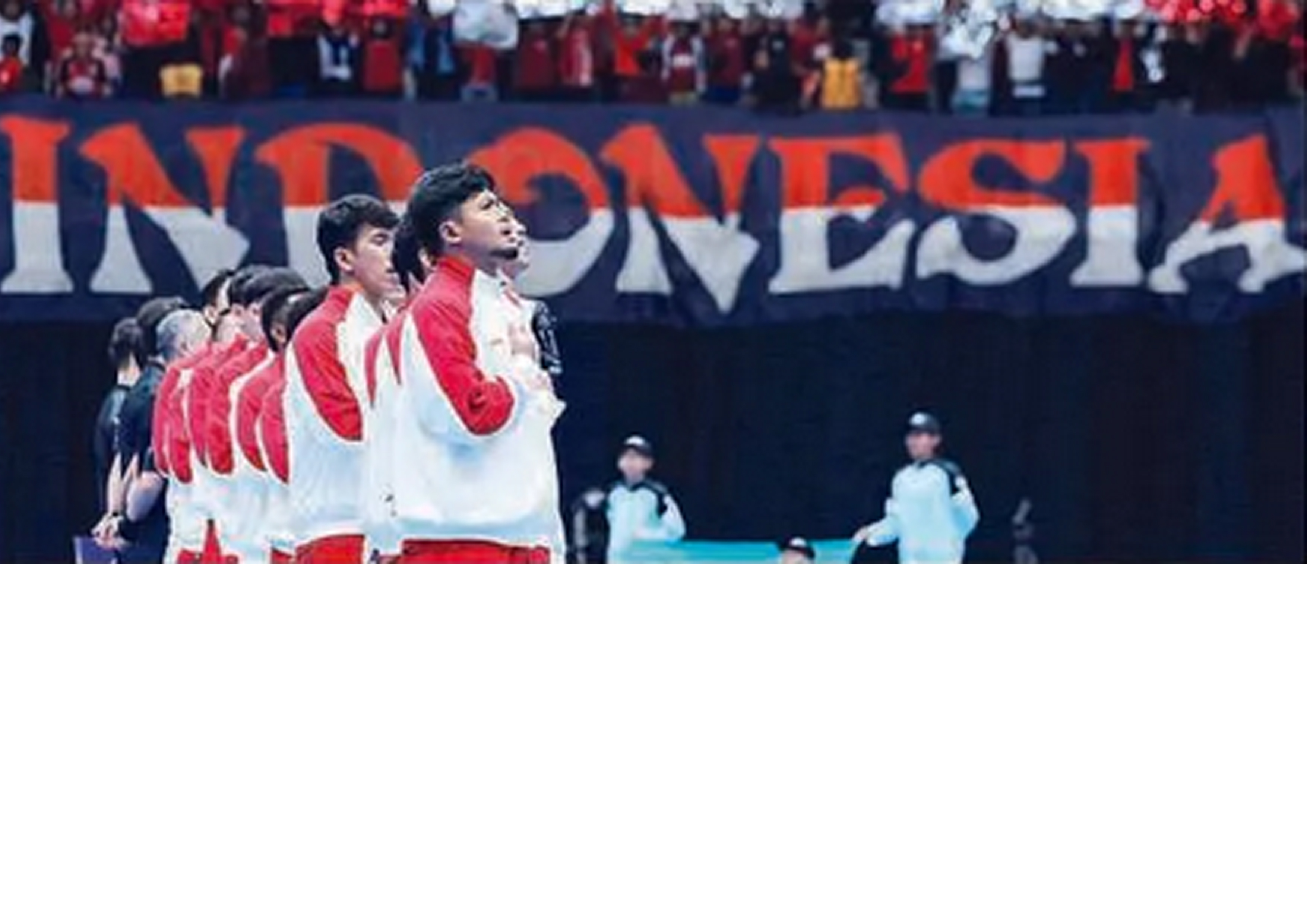 Pemain timnas futsal Indonesia menyanyikan lagu Indonesia Raya sebelum bertanding melawan Iran pada pertandingan final di Indonesia Arena, Jakarta (7/2).