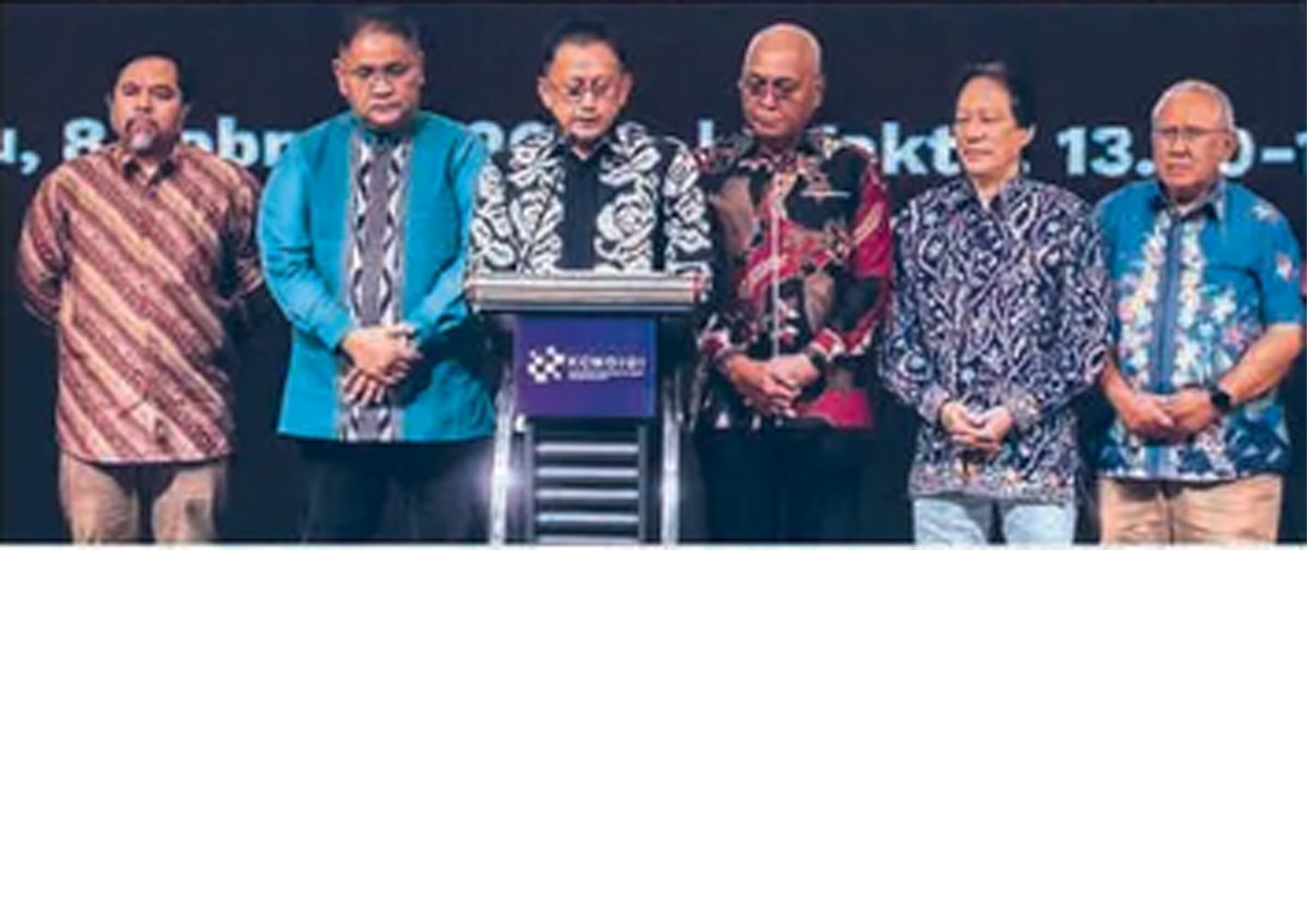 Wakil Ketua Dewan Pers Totok Suryanto (tiga dari kiri) dan Ketua Umum PWI Pusat Akhmad Munir (empat dari kiri) melakukan deklarasi Konvensi Nasional Media Massa Hari Pers Nasional 2026 di Kota Serang,