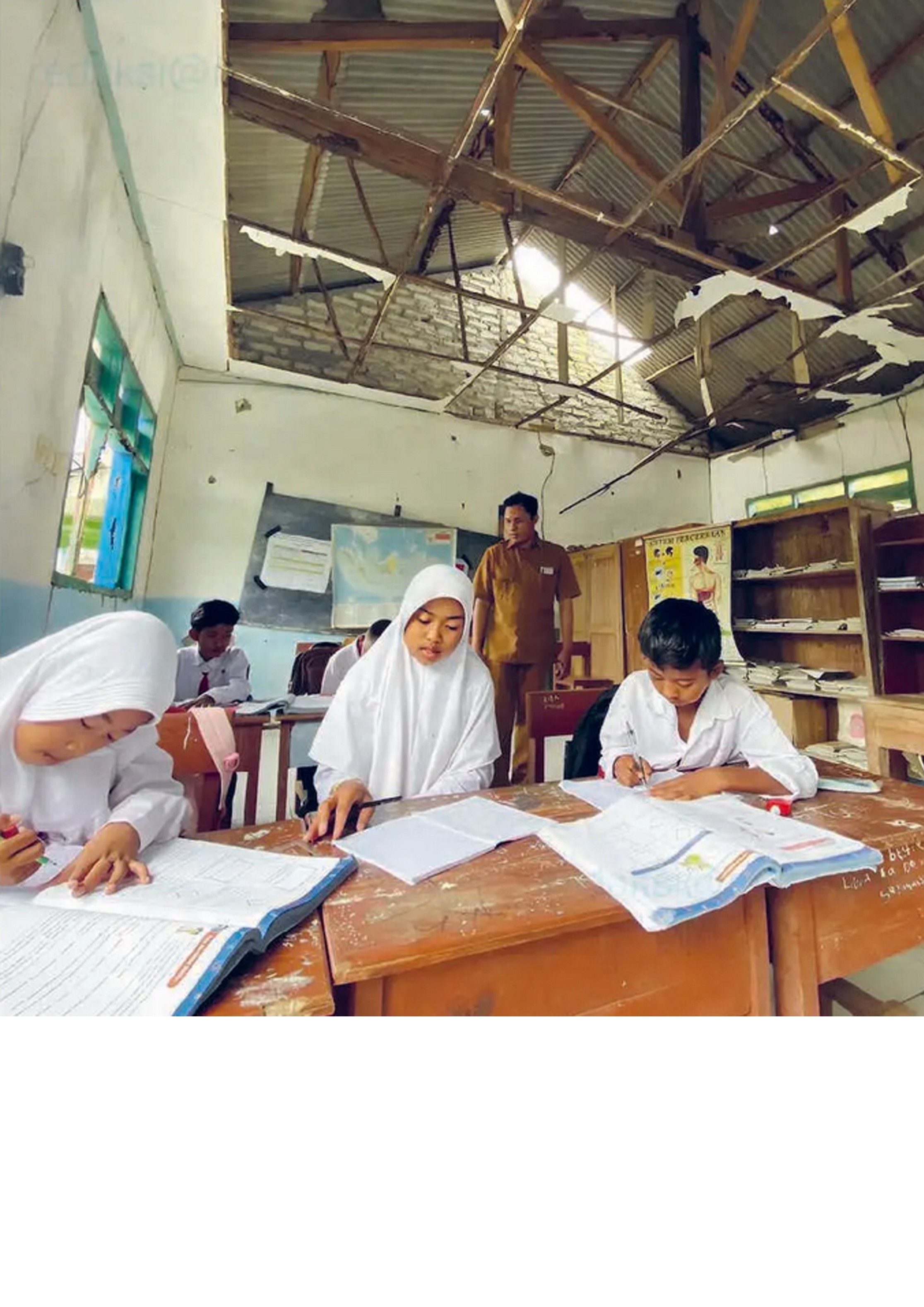 Atap Jebol: Murid Kelas IV SDN Margantoko 1, Sampang, Jatim, Belajar di Ruang Guru