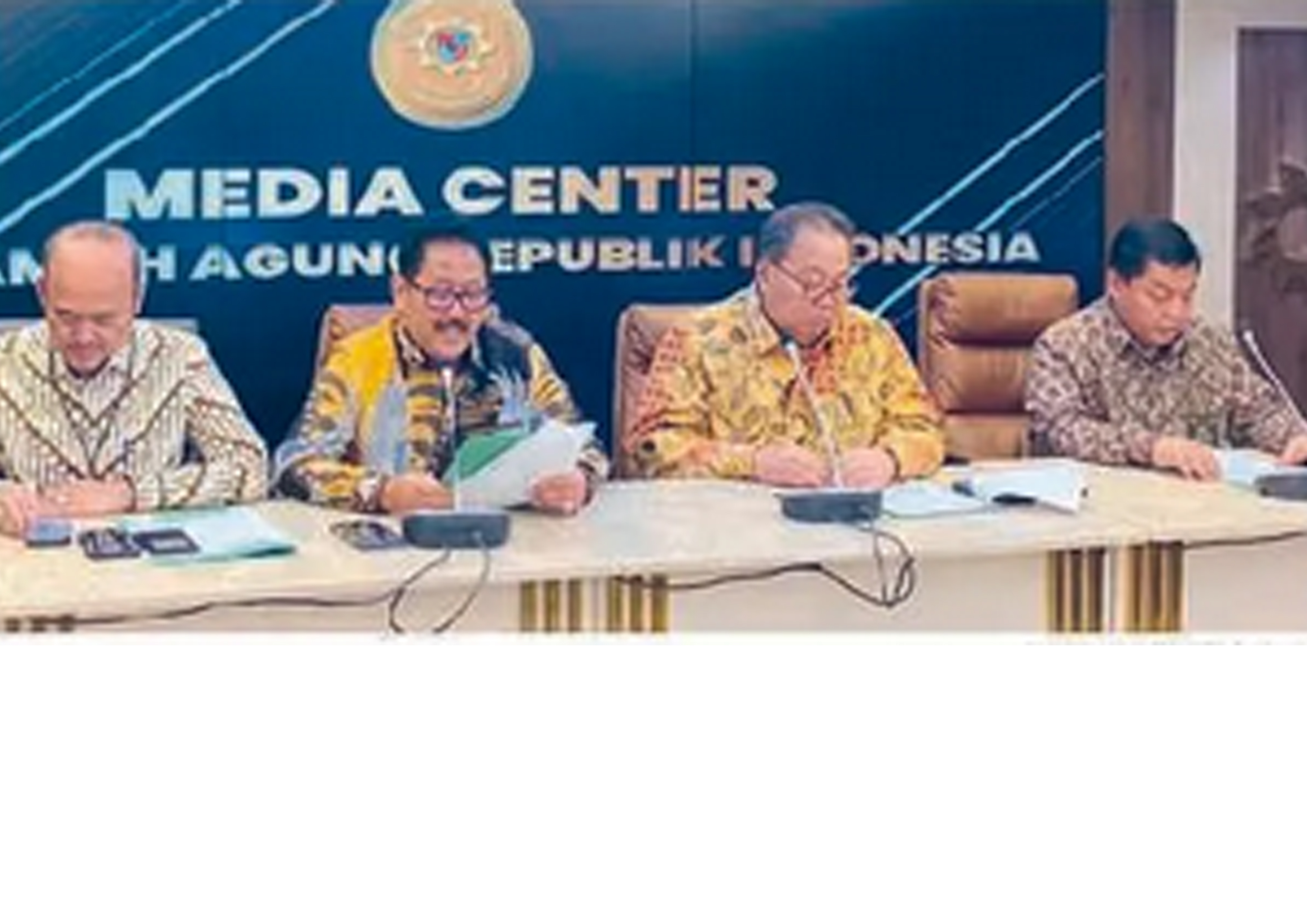 PERNYATAAN KEPRIHATINAN: Juru Bicara MA Yanto (dua dari kiri) menyampaikan keterangan kepada pers di Media Center MA, Jakarta, kemarin (9/2).