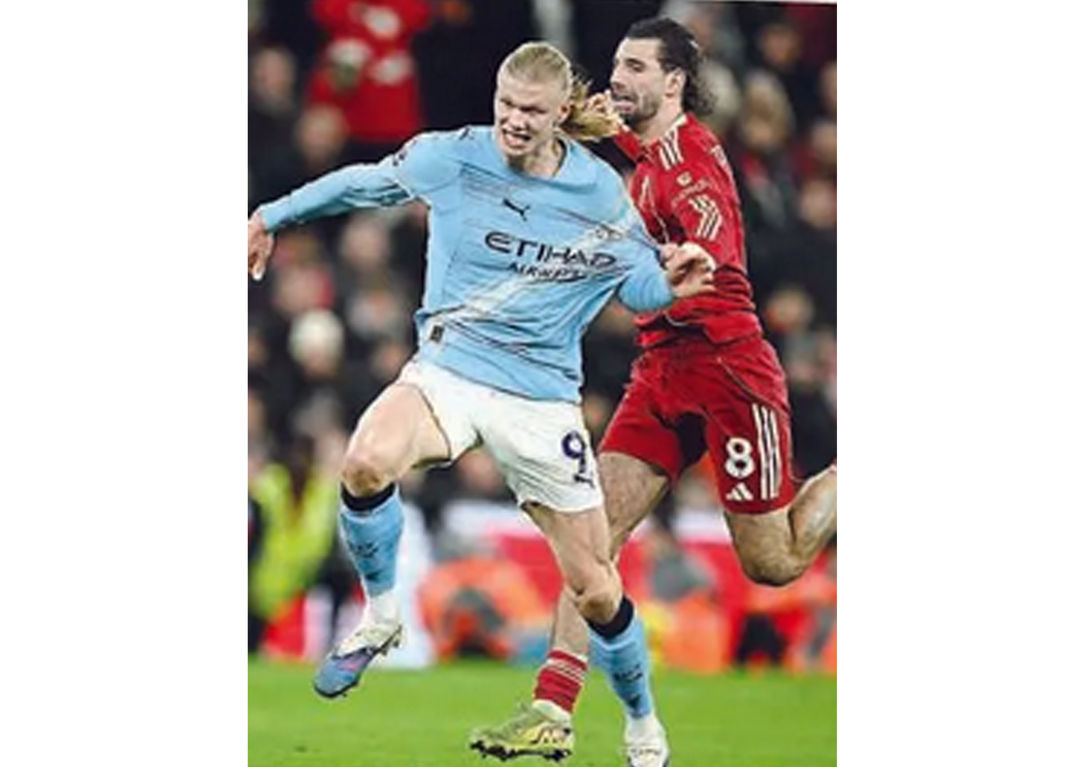 Pelanggaran gelandang/bek kanan LFC Dominik Szoboszlai (kanan) kepada striker City Erling Haaland