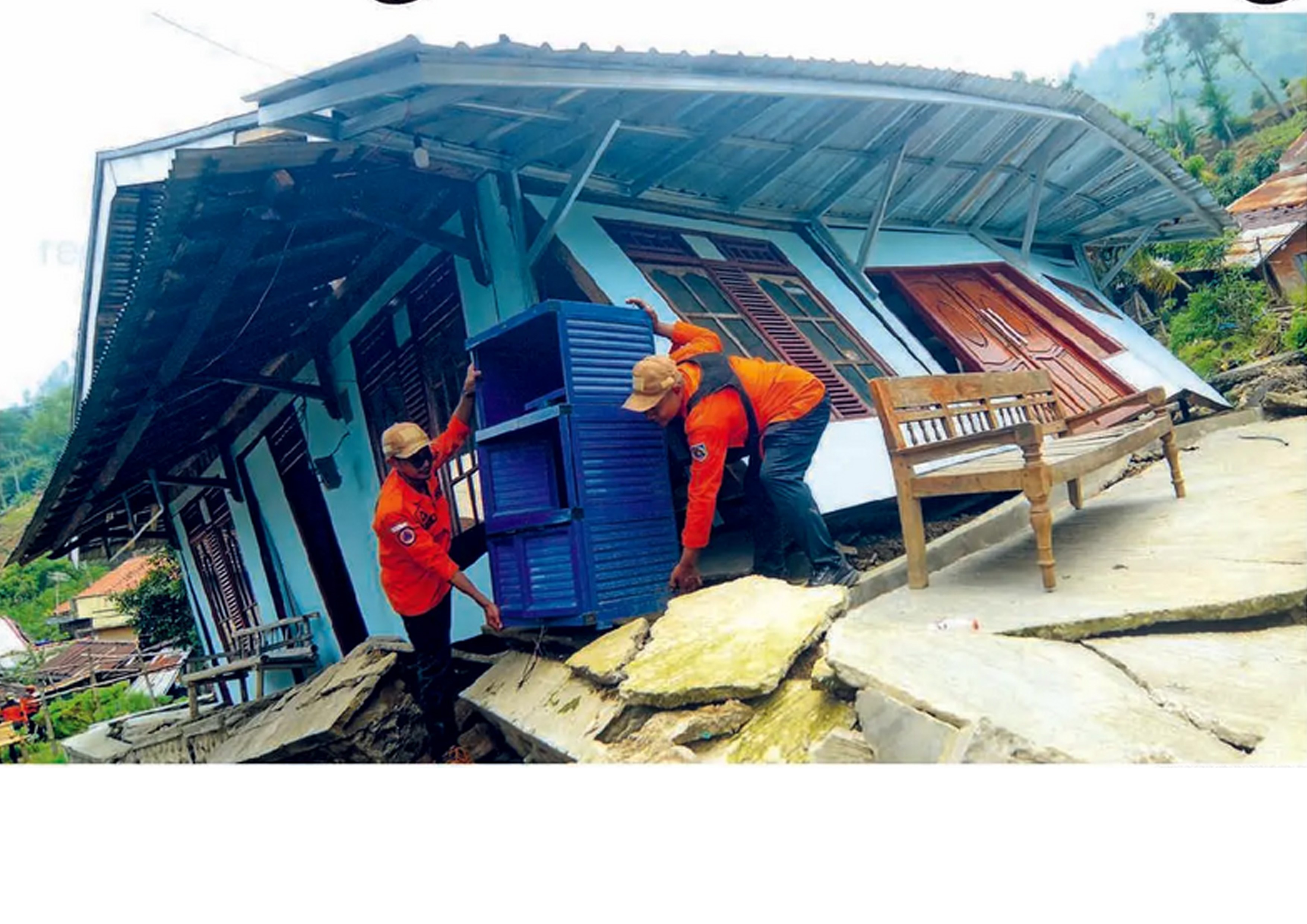 Tim relawan BPBD Kabupaten Tegal mengangkat lemari milik warga dari rumah yang hancur akibat bencana tanah bergerak di Desa Padasari, Kabupaten Tegal, Jawa Tengah, kemarin (10/2).