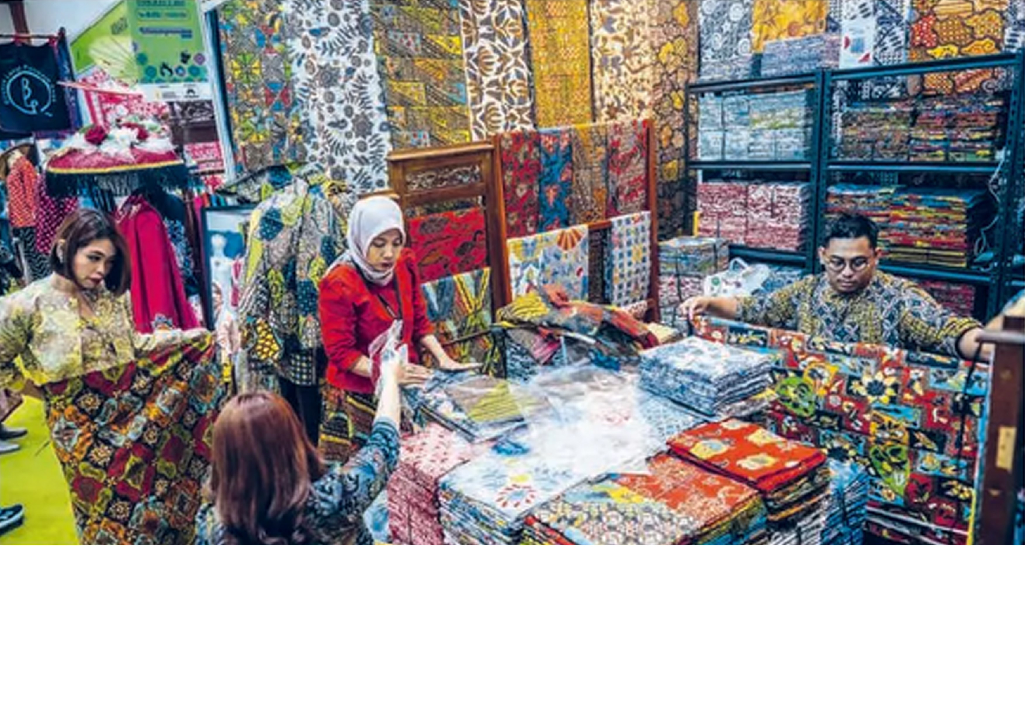 Pelaku UMKM melayani pembeli saat International Handicraft Trade Fair 2026 di Jakarta. Bank Indonesia menyebut pertumbuhan penjualan riil Januari 2026 ditopang subkelompok sandang