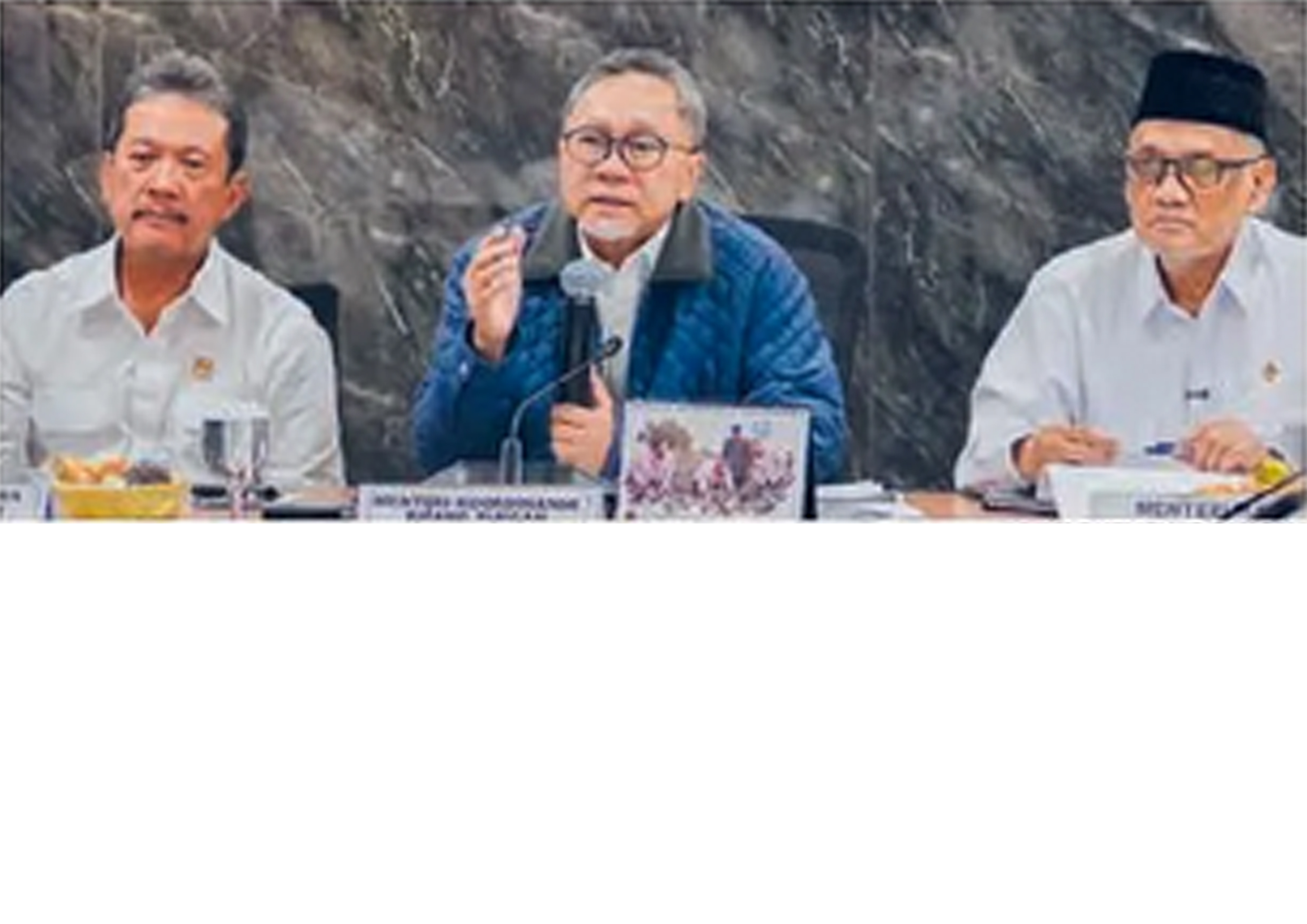 Menko Bidang Pangan Zulkifli Hasan (tengah) memimpin rapat soal ekspor beras untuk katering haji, Senin (9/2).